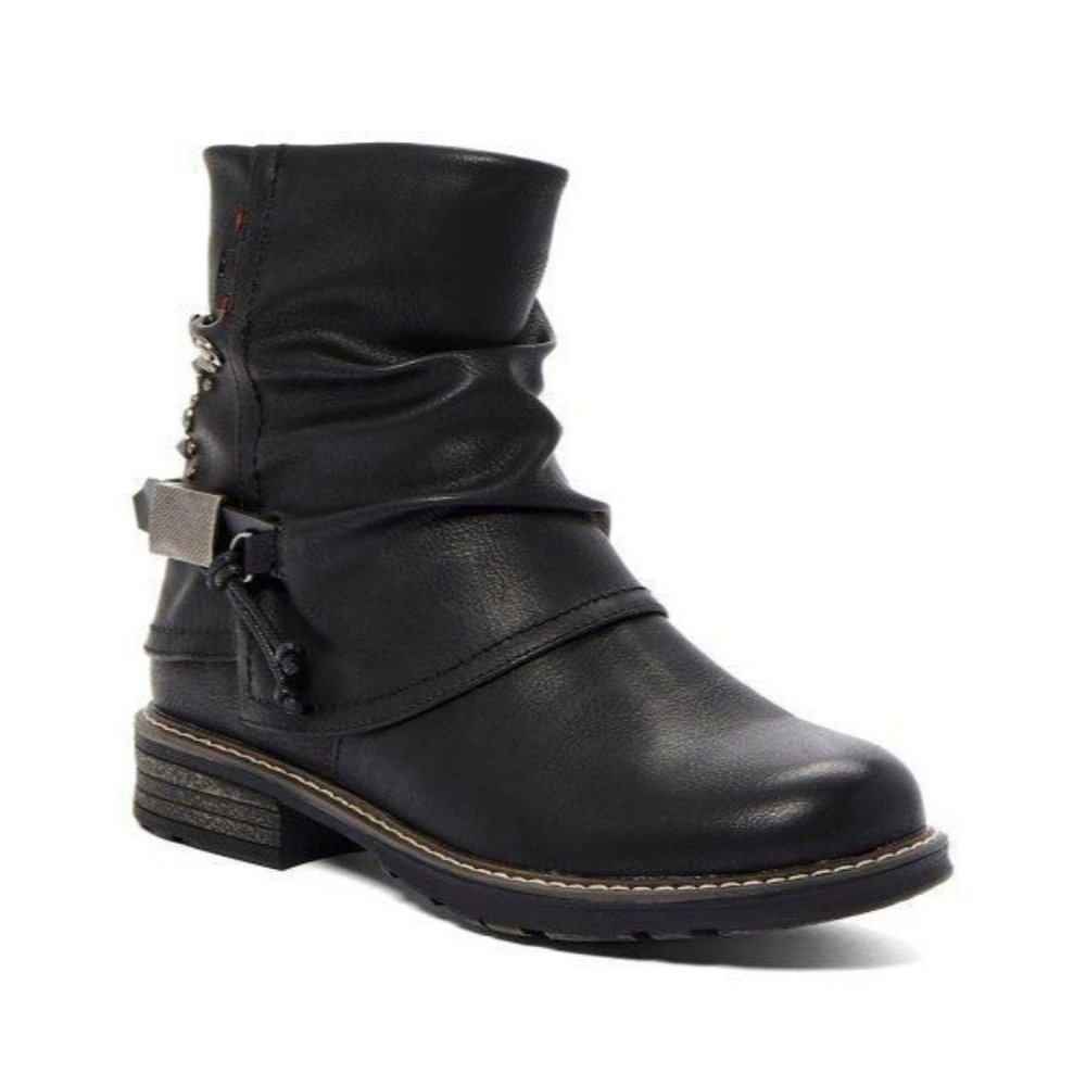 EMMSHU – Strap-Accent Klein Ankle Boot